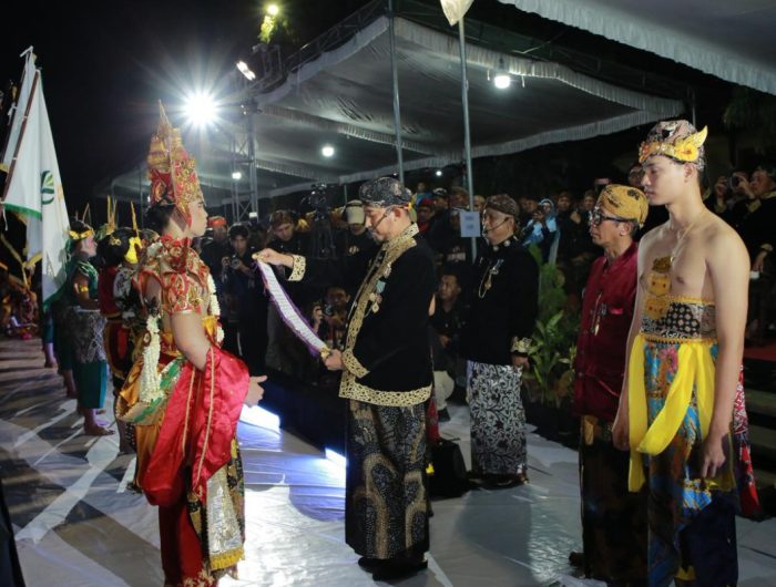 FOTO: Prosesi Arya Wiraraja, rangkaian peringatan Hari Jadi ke-756 Kabupaten Sumenep digelar di depan Labang Mesem Keraton Sumenep, Sabtu (25/10/2025) malam.