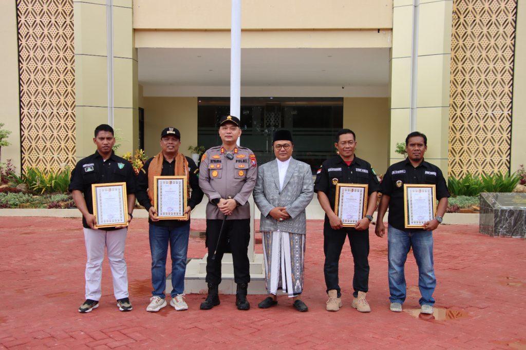 Warga Sumenep Diganjar Penghargaan atas Peran Aktif Jaga Keamanan Lingkungan