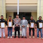 FOTO: Kapolres Sumenep AKBP Rivanda saat menyerahkan apresiasi para tokoh masyarakat yang dinilai aktif mendukung tugas kepolisian dalam menjaga ketertiban dan keamanan masyarakat (kamtibmas) di Kabupaten Sumenep.