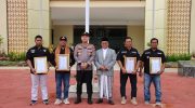FOTO: Kapolres Sumenep AKBP Rivanda saat menyerahkan apresiasi para tokoh masyarakat yang dinilai aktif mendukung tugas kepolisian dalam menjaga ketertiban dan keamanan masyarakat (kamtibmas) di Kabupaten Sumenep.