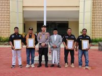 FOTO: Kapolres Sumenep AKBP Rivanda saat menyerahkan apresiasi para tokoh masyarakat yang dinilai aktif mendukung tugas kepolisian dalam menjaga ketertiban dan keamanan masyarakat (kamtibmas) di Kabupaten Sumenep.