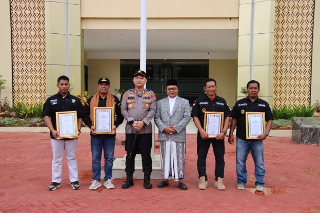 FOTO: Kapolres Sumenep AKBP Rivanda saat menyerahkan apresiasi para tokoh masyarakat yang dinilai aktif mendukung tugas kepolisian dalam menjaga ketertiban dan keamanan masyarakat (kamtibmas) di Kabupaten Sumenep.