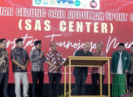 FOTO: Ketua Banggar DPR RI MH Said Abdullah, Rektor UTM Prof. Dr. Safi’, serta Bupati Bangkalan, Lukman Hakim saat peresmian Gedung Said Abdullah Sport Center (SAS Center) Universitas Trunojoyo Madura (UTM), Sabtu (22/11/2025).