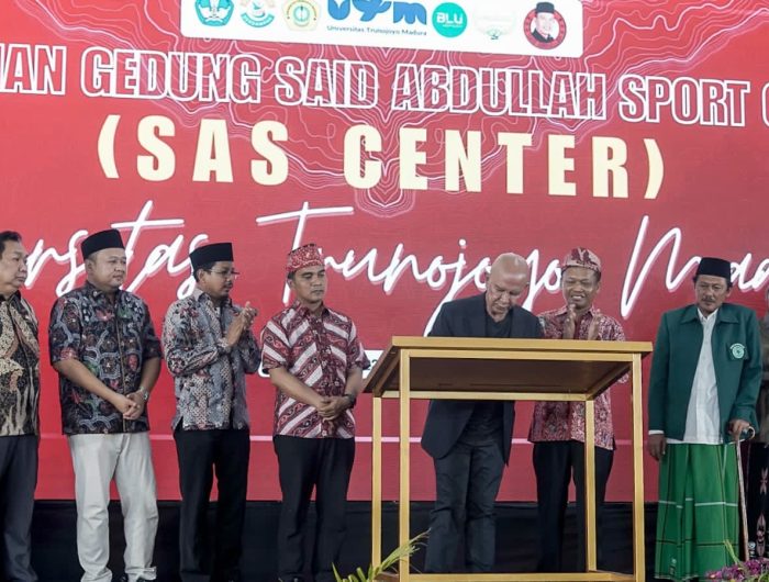 FOTO: Ketua Banggar DPR RI MH Said Abdullah, Rektor UTM Prof. Dr. Safi’, serta Bupati Bangkalan, Lukman Hakim saat peresmian Gedung Said Abdullah Sport Center (SAS Center) Universitas Trunojoyo Madura (UTM), Sabtu (22/11/2025).