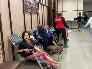 FOTO: Momentum perayaan ulang tahun pertama Myze Hotel Sumenep lewat kegiatan sosial bertajuk “Myze Care for Community”, manajemen hotel menggelar donor darah dan pemeriksaan mata gratis, Senin (3/11/2025).