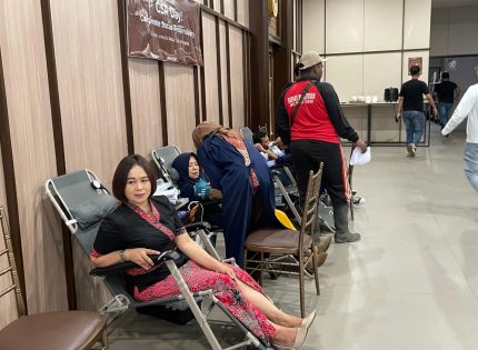 FOTO: Momentum perayaan ulang tahun pertama Myze Hotel Sumenep lewat kegiatan sosial bertajuk “Myze Care for Community”, manajemen hotel menggelar donor darah dan pemeriksaan mata gratis, Senin (3/11/2025).