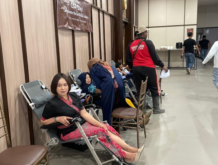 FOTO: Momentum perayaan ulang tahun pertama Myze Hotel Sumenep lewat kegiatan sosial bertajuk “Myze Care for Community”, manajemen hotel menggelar donor darah dan pemeriksaan mata gratis, Senin (3/11/2025).