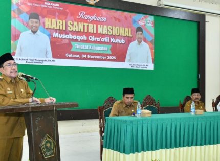 FOTO: Wakil Bupati Sumenep KH. Imam Hasyim saat membuka MQK 2025, di Aula Kantor Kementerian Agama Sumenep, Selasa (04/11/2025).