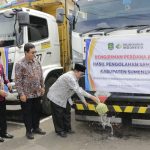 FOTO: Pemkab Sumenep menjalin kerjasama dengan PT Solusi Bangun Indonesia Tbk (SBI), pemanfaatan Refuse Derived Fuel (RDF), bahan bakar alternatif hasil olahan sampah yang ditandai dengan pengiriman perdana sebanyak 24,1 ton RDF, Kamis (6/11/2025), di Pendopo Agung Keraton Sumenep.