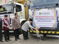 FOTO: Pemkab Sumenep menjalin kerjasama dengan PT Solusi Bangun Indonesia Tbk (SBI), pemanfaatan Refuse Derived Fuel (RDF), bahan bakar alternatif hasil olahan sampah yang ditandai dengan pengiriman perdana sebanyak 24,1 ton RDF, Kamis (6/11/2025), di Pendopo Agung Keraton Sumenep.