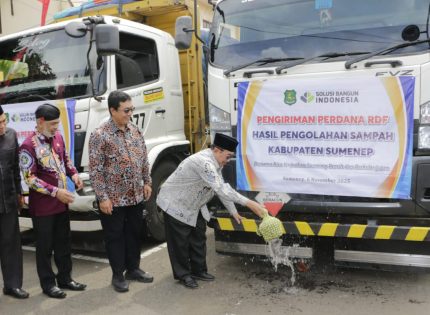 FOTO: Pemkab Sumenep menjalin kerjasama dengan PT Solusi Bangun Indonesia Tbk (SBI), pemanfaatan Refuse Derived Fuel (RDF), bahan bakar alternatif hasil olahan sampah yang ditandai dengan pengiriman perdana sebanyak 24,1 ton RDF, Kamis (6/11/2025), di Pendopo Agung Keraton Sumenep.