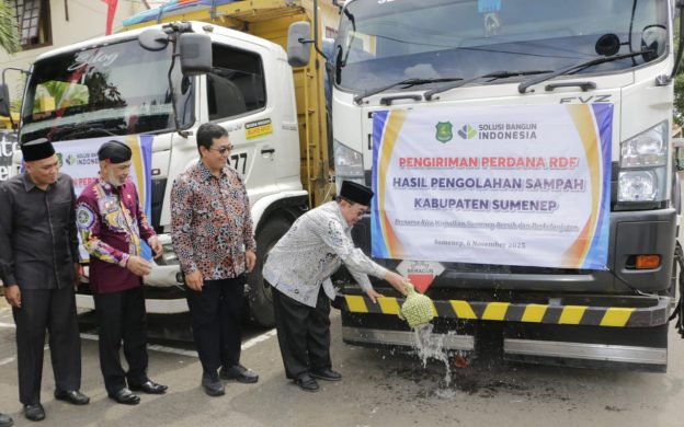 FOTO: Pemkab Sumenep menjalin kerjasama dengan PT Solusi Bangun Indonesia Tbk (SBI), pemanfaatan Refuse Derived Fuel (RDF), bahan bakar alternatif hasil olahan sampah yang ditandai dengan pengiriman perdana sebanyak 24,1 ton RDF, Kamis (6/11/2025), di Pendopo Agung Keraton Sumenep.