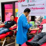 FOTO: Para alumni Himpunan Mahasiswa Islam (HMI) yang tergabung dalam Keluarga Alumni HMI (KAHMI) Timur Daya Sumenep, saat kegiatan donor darah di Kantor Palang Merah Indonesia (PMI) Kabupaten Sumenep. (Ist/wartazone.com)