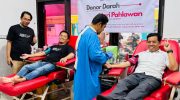 FOTO: Para alumni Himpunan Mahasiswa Islam (HMI) yang tergabung dalam Keluarga Alumni HMI (KAHMI) Timur Daya Sumenep, saat kegiatan donor darah di Kantor Palang Merah Indonesia (PMI) Kabupaten Sumenep. (Ist/wartazone.com)