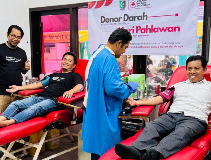 FOTO: Para alumni Himpunan Mahasiswa Islam (HMI) yang tergabung dalam Keluarga Alumni HMI (KAHMI) Timur Daya Sumenep, saat kegiatan donor darah di Kantor Palang Merah Indonesia (PMI) Kabupaten Sumenep. (Ist/wartazone.com)