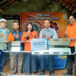 FOTO: Manajer PLN UP3 Madura bersama perwakilan YBM PLN menyerahkan bantuan tandu skop kepada FRPB Pamekasan, Senin (10/11/2025).