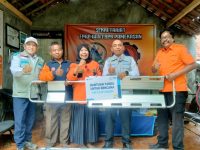 FOTO: Manajer PLN UP3 Madura bersama perwakilan YBM PLN menyerahkan bantuan tandu skop kepada FRPB Pamekasan, Senin (10/11/2025).