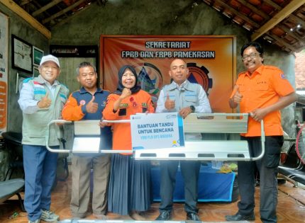 FOTO: Manajer PLN UP3 Madura bersama perwakilan YBM PLN menyerahkan bantuan tandu skop kepada FRPB Pamekasan, Senin (10/11/2025).