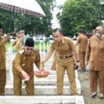 FOTO: Wakil Bupati Sumenep, KH. Imam Hasyim saat memimpin upacara dan tabur bunga yang digelar di Taman Makam Pahlawan (TMP) Sumenep, Senin (10/11/2025).