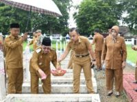 FOTO: Wakil Bupati Sumenep, KH. Imam Hasyim saat memimpin upacara dan tabur bunga yang digelar di Taman Makam Pahlawan (TMP) Sumenep, Senin (10/11/2025).