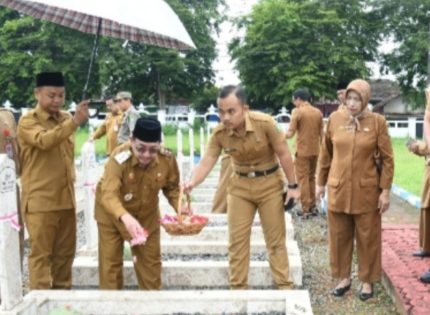 FOTO: Wakil Bupati Sumenep, KH. Imam Hasyim saat memimpin upacara dan tabur bunga yang digelar di Taman Makam Pahlawan (TMP) Sumenep, Senin (10/11/2025).