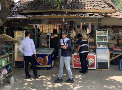 FOTO: Satpol PP Sumenep bersama tim turun langsung ke desa-desa dan kecamatan untuk berdialog dengan pedagang, tokoh masyarakat, dan perangkat desa. (Ist/wartazone.com)