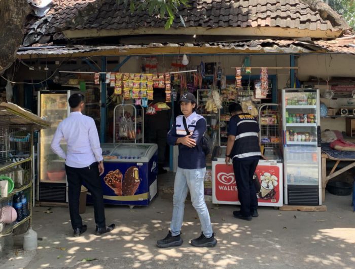 FOTO: Satpol PP Sumenep bersama tim turun langsung ke desa-desa dan kecamatan untuk berdialog dengan pedagang, tokoh masyarakat, dan perangkat desa. (Ist/wartazone.com)