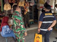 FOTO: Satpol PP Sumenep bersama tim turun langsung ke desa-desa dan kecamatan untuk berdialog dengan pedagang, tokoh masyarakat, dan perangkat desa. (Ist/wartazone.com)