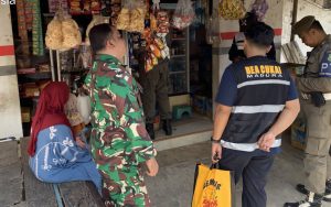 FOTO: Satpol PP Sumenep bersama tim turun langsung ke desa-desa dan kecamatan untuk berdialog dengan pedagang, tokoh masyarakat, dan perangkat desa. (Ist/wartazone.com)