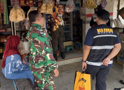 FOTO: Satpol PP Sumenep bersama tim turun langsung ke desa-desa dan kecamatan untuk berdialog dengan pedagang, tokoh masyarakat, dan perangkat desa. (Ist/wartazone.com)
