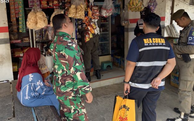 FOTO: Satpol PP Sumenep bersama tim turun langsung ke desa-desa dan kecamatan untuk berdialog dengan pedagang, tokoh masyarakat, dan perangkat desa. (Ist/wartazone.com)