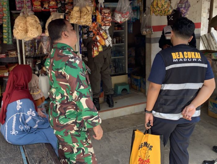 FOTO: Satpol PP Sumenep bersama tim turun langsung ke desa-desa dan kecamatan untuk berdialog dengan pedagang, tokoh masyarakat, dan perangkat desa. (Ist/wartazone.com)