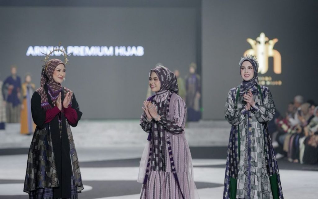 Arinna Hijab Premium Pamerkan Koleksi Terbaru di Surabaya Fashion Parade 2025
