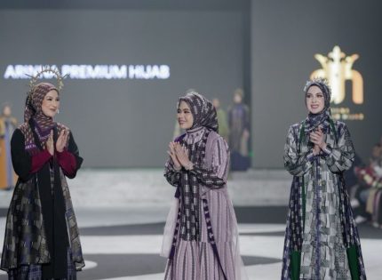 FOTO: Arinna Hijab Premium tampil memukau dalam gelaran Surabaya Fashion Parade (SFP) 2025 yang berlangsung di Convention Hall Tunjungan Plaza 3, Level 6.