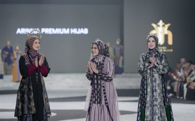 FOTO: Arinna Hijab Premium tampil memukau dalam gelaran Surabaya Fashion Parade (SFP) 2025 yang berlangsung di Convention Hall Tunjungan Plaza 3, Level 6.