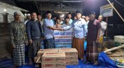 FOTO: Husky-CNOOC Madura Limited (HCML) saat menyalurkan bantuan bagi masyarakat pesisir. Pada Senin malam (17/11/2025), nelayan Desa Lobuk, Kecamatan Bluto, Kabupaten Sumenep, menerima bantuan cat untuk perawatan perahu.