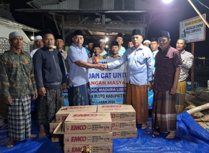 FOTO: Husky-CNOOC Madura Limited (HCML) saat menyalurkan bantuan bagi masyarakat pesisir. Pada Senin malam (17/11/2025), nelayan Desa Lobuk, Kecamatan Bluto, Kabupaten Sumenep, menerima bantuan cat untuk perawatan perahu.
