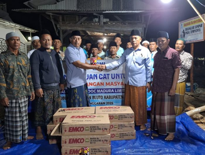 FOTO: Husky-CNOOC Madura Limited (HCML) saat menyalurkan bantuan bagi masyarakat pesisir. Pada Senin malam (17/11/2025), nelayan Desa Lobuk, Kecamatan Bluto, Kabupaten Sumenep, menerima bantuan cat untuk perawatan perahu.