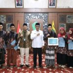 FOTO: Para juara MTQ XXXI Jawa Timur asal Pamekasan menerima penghargaan dari Bupati Pamekasan dalam acara penyerahan apresiasi, di Peringgitan Dalam Rumah Dinas Bupati, Rabu (8/10/2025).