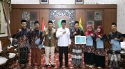 FOTO: Para juara MTQ XXXI Jawa Timur asal Pamekasan menerima penghargaan dari Bupati Pamekasan dalam acara penyerahan apresiasi, di Peringgitan Dalam Rumah Dinas Bupati, Rabu (8/10/2025).