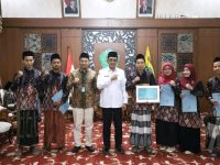 FOTO: Para juara MTQ XXXI Jawa Timur asal Pamekasan menerima penghargaan dari Bupati Pamekasan dalam acara penyerahan apresiasi, di Peringgitan Dalam Rumah Dinas Bupati, Rabu (8/10/2025).