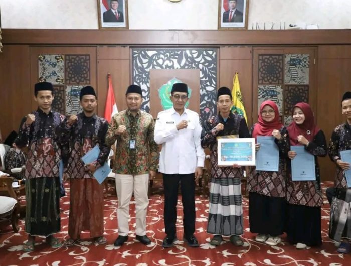 FOTO: Para juara MTQ XXXI Jawa Timur asal Pamekasan menerima penghargaan dari Bupati Pamekasan dalam acara penyerahan apresiasi, di Peringgitan Dalam Rumah Dinas Bupati, Rabu (8/10/2025).
