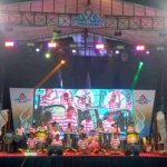 FOTO: Para peserta menampilkan musik daul dalam Festival Musik Daul Pamekasan, di area Monumen Arek Lancor, Rabu (29/10/2025) malam.