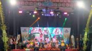 FOTO: Para peserta menampilkan musik daul dalam Festival Musik Daul Pamekasan, di area Monumen Arek Lancor, Rabu (29/10/2025) malam.