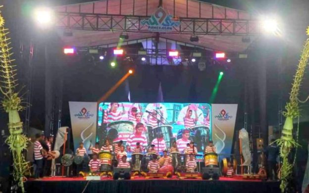 FOTO: Para peserta menampilkan musik daul dalam Festival Musik Daul Pamekasan, di area Monumen Arek Lancor, Rabu (29/10/2025) malam.