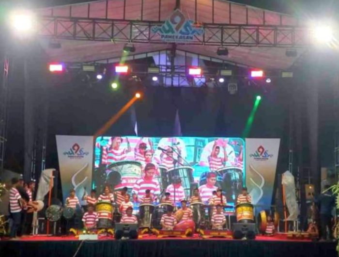 FOTO: Para peserta menampilkan musik daul dalam Festival Musik Daul Pamekasan, di area Monumen Arek Lancor, Rabu (29/10/2025) malam.