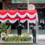 FOTO: Wakil Bupati Pamekasan memimpin upacara Hari Pahlawan Nasional di Lapangan Nagara Bhakti Mandhapa Aghung Ronggosukowati, Senin (10/11/2025).