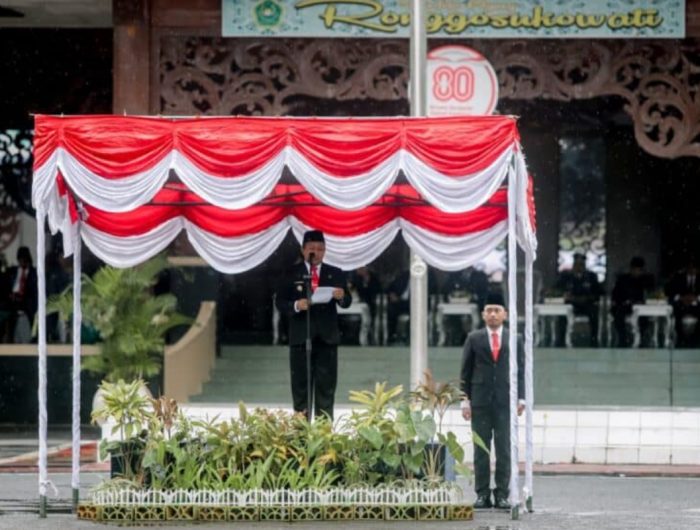 FOTO: Wakil Bupati Pamekasan memimpin upacara Hari Pahlawan Nasional di Lapangan Nagara Bhakti Mandhapa Aghung Ronggosukowati, Senin (10/11/2025).