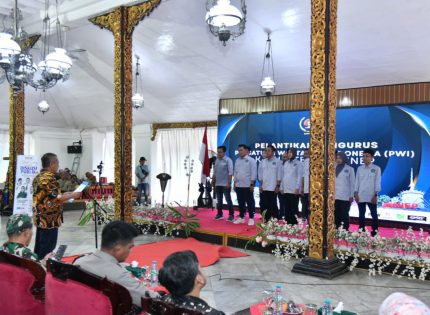 FOTO: Pelantikan pengurus Persatuan Wartawan Indonesia (PWI) Kabupaten Sumenep periode 2025–2028 berlangsung khidmat di Pendopo Agung Keraton Sumenep, Rabu (26/11/2025).