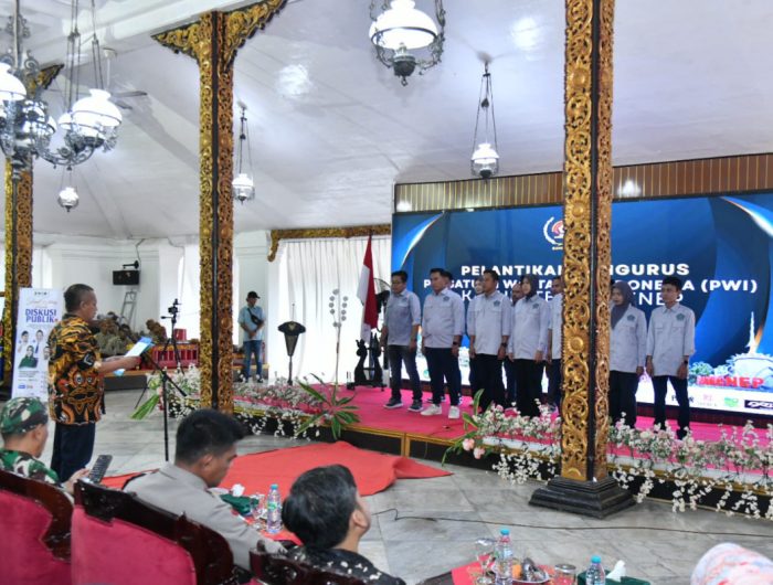 FOTO: Pelantikan pengurus Persatuan Wartawan Indonesia (PWI) Kabupaten Sumenep periode 2025–2028 berlangsung khidmat di Pendopo Agung Keraton Sumenep, Rabu (26/11/2025).